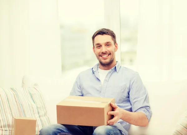 Hombre con cajas de cartón en casa — Foto de Stock