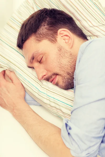 Calma giovane uomo sdraiato sul divano a casa — Foto Stock