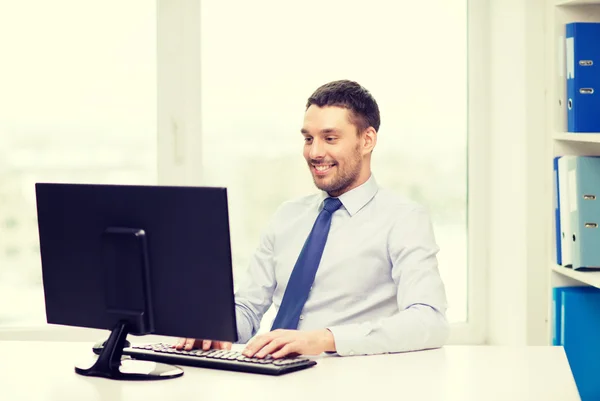 Uomo d'affari o studente sorridente con il computer — Foto Stock