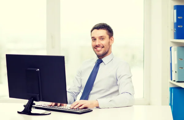 Улыбающийся бизнесмен или студент с компьютером — стоковое фото