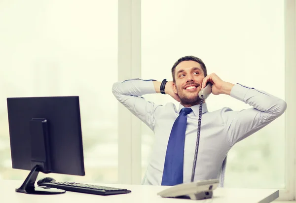 Homem de negócios sorridente ou estudante com computador — Fotografia de Stock