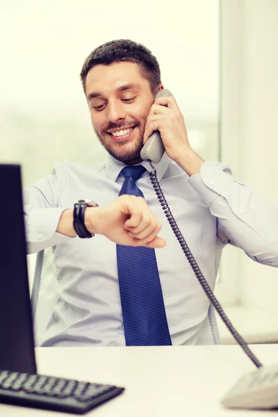 Uomo d'affari sorridente fare chiamata — Foto Stock