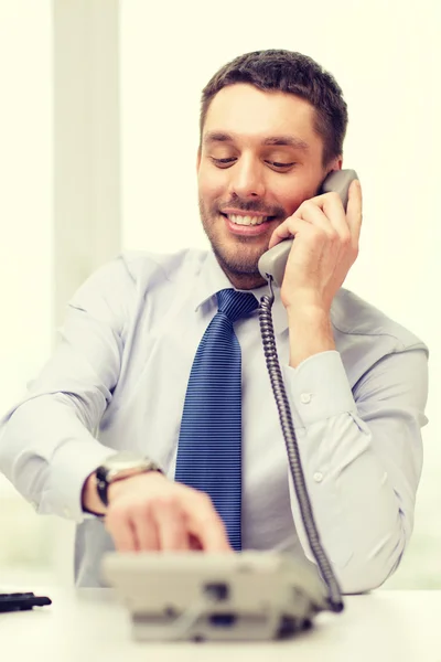 Homme d'affaires souriant avec numéro de téléphone — Photo