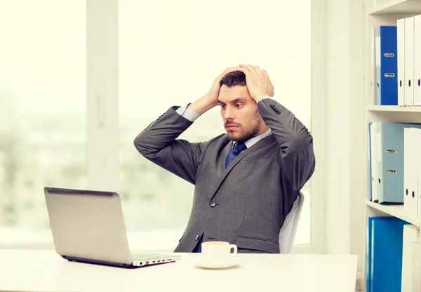 Affollato uomo d'affari con laptop e caffè — Foto Stock