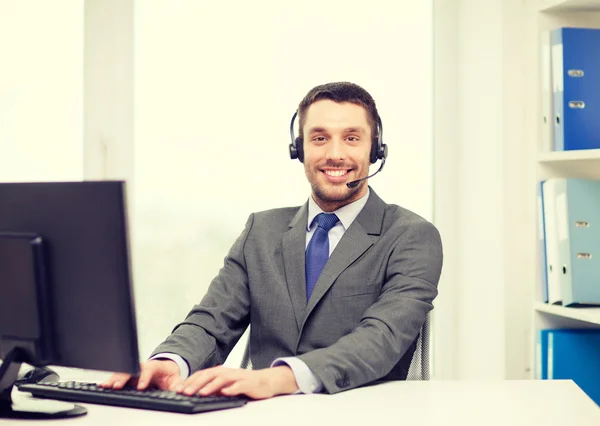 Operador de línea de ayuda con auriculares y computadora —  Fotos de Stock