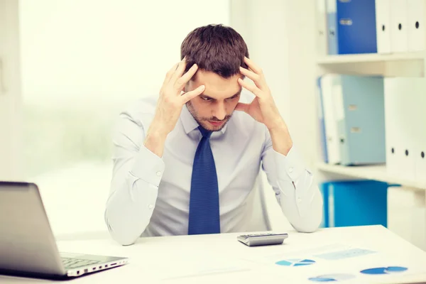 Benadrukt zakenman met laptop en documenten — Stockfoto