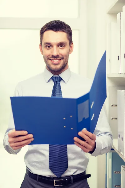 Homme d'affaires avec dossier au bureau — Photo