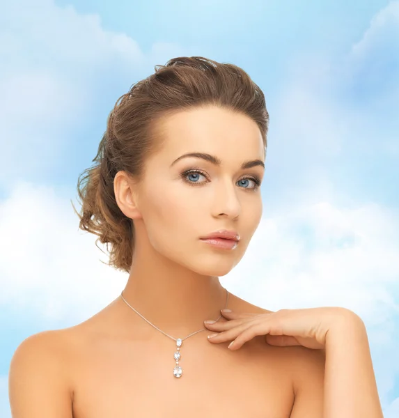 Femme portant pendentif diamant brillant — Photo