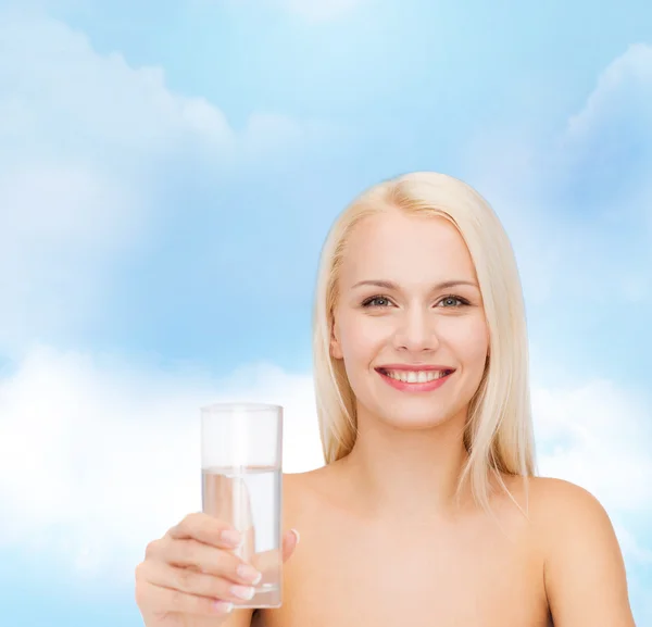 Jovem mulher sorridente com copo de água — Fotografia de Stock