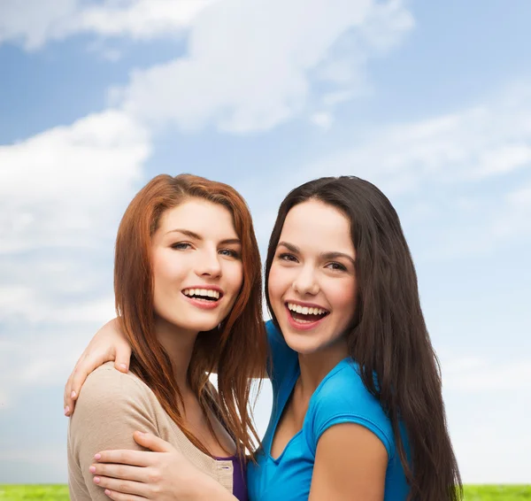 Lächelnde Teenager Mädchen, die sich umarmen — Stockfoto