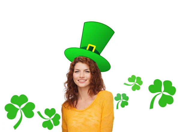 Lachende tiener meisje in groene top hat met shamrock — Stockfoto