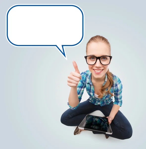 Smiling teen girl sitting on floor with tablet pc — Stock Photo, Image