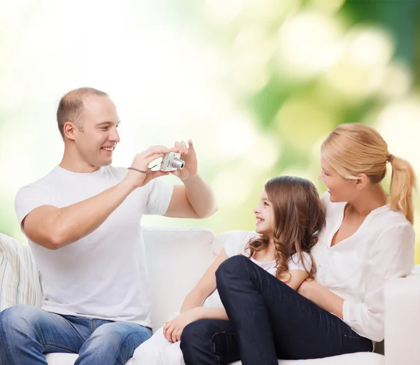 Família feliz com câmera em casa — Fotografia de Stock