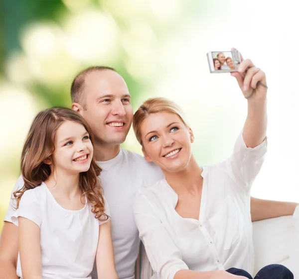 Família feliz com câmera em casa — Fotografia de Stock