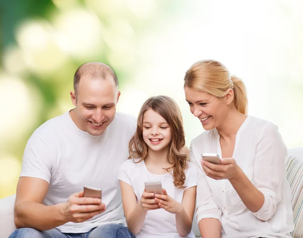 Lycklig familj med smartphones — Stockfoto