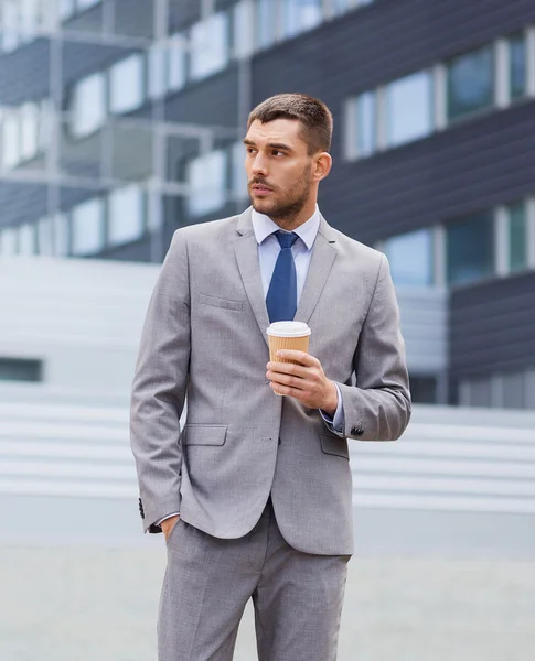 Joven hombre de negocios serio con taza de papel al aire libre —  Fotos de Stock