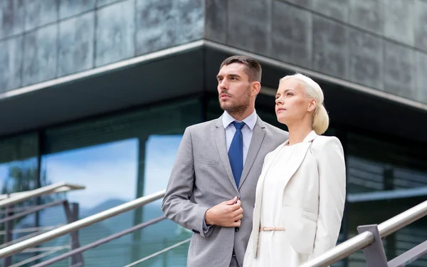 Seriöse Geschäftsleute stehen über Bürogebäude — Stockfoto