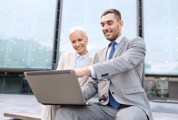 Ler företagare med laptop utomhus — Stockfoto