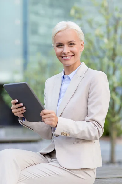 Χαμογελώντας επιχειρηματίας με tablet pc σε εξωτερικούς χώρους — Φωτογραφία Αρχείου