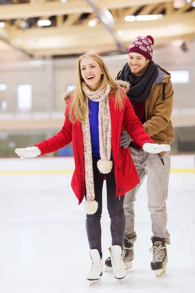 Pareja feliz en pista de patinaje — Foto de Stock