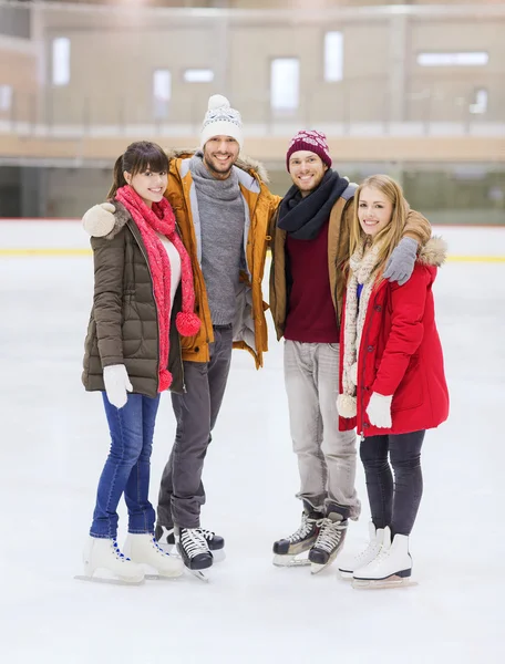 Amigos felices en pista de patinaje — Foto de Stock