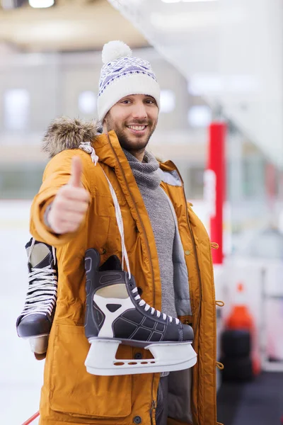 Buz pateni pisti üzerinde başparmak gösterilmesini mutlu genç adam — Stok fotoğraf