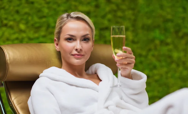 Schöne junge Frau trinkt Champagner im Wellnessbereich — Stockfoto