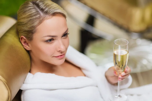 Hermosa joven bebiendo champán en el spa —  Fotos de Stock