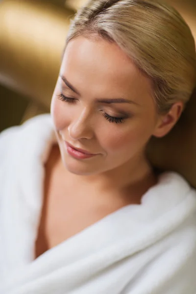 Gros plan de la femme assise en peignoir de bain au spa — Photo