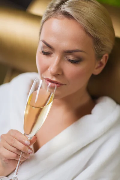 Schöne junge Frau trinkt Champagner im Wellnessbereich — Stockfoto
