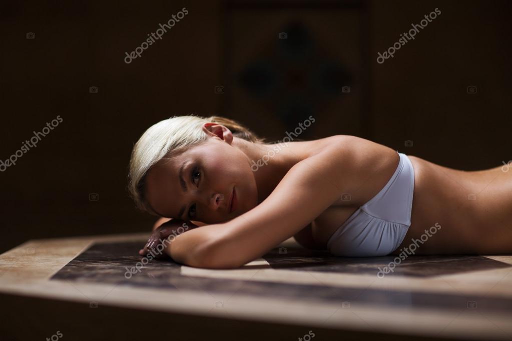 giovane donna sdraiata sul tavolo hammam bagno turco — Foto Stock ... giovane donna sdraiata sul tavolo hammam bagno turco — Foto Stock ...