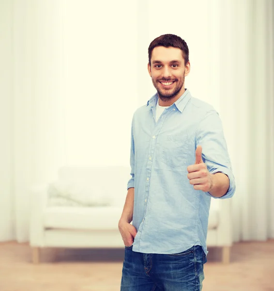 Sonriente hombre mostrando pulgares hacia arriba —  Fotos de Stock