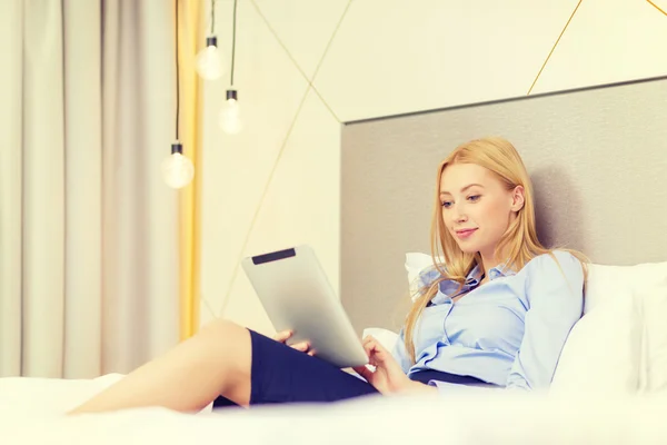 Mujer de negocios feliz con PC tableta en la habitación del hotel —  Fotos de Stock