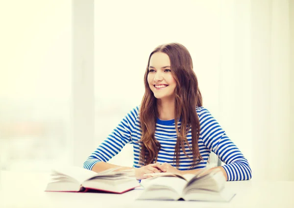 書籍と幸せな笑みを浮かべて生女の子 — ストック写真
