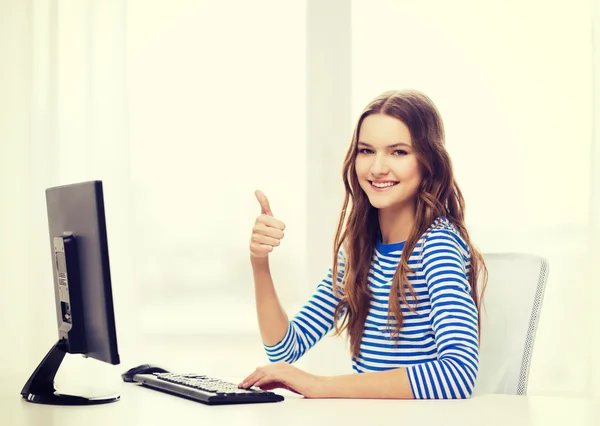 Dreaming teenage girl with computer at home — Stock Photo, Image