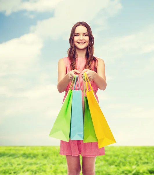 Mujer sonriente en vestido con muchas bolsas de compras —  Fotos de Stock