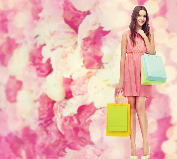 Mujer sonriente en vestido con muchas bolsas de compras —  Fotos de Stock