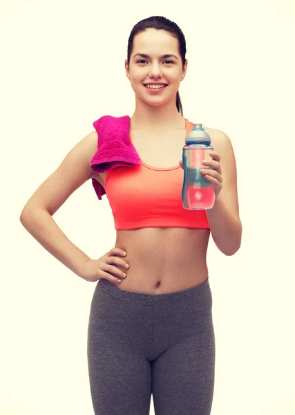 Deportiva mujer con toalla y botella de agua —  Fotos de Stock