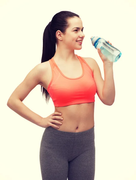 Sportovní žena s láhev s vodou — Stock fotografie