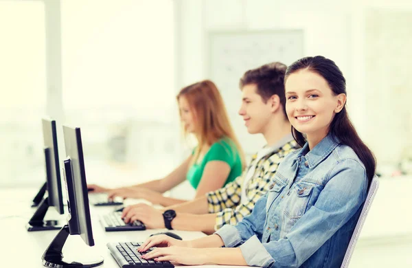 Drei lächelnde Schüler im Computerkurs — Stockfoto