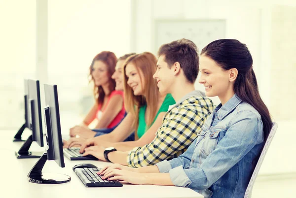 Estudante do sexo feminino com colegas de classe em aula de informática — Fotografia de Stock