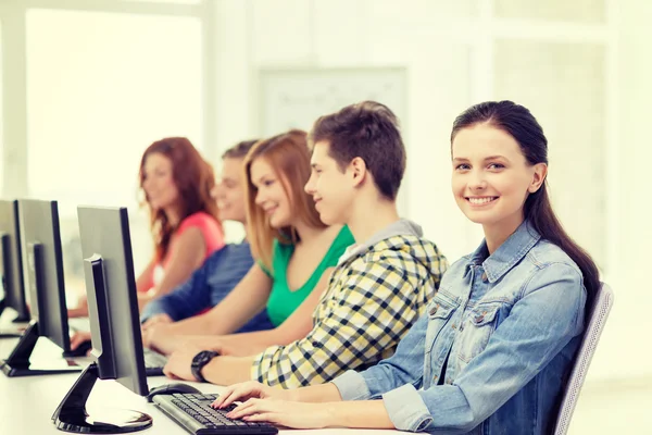 Estudante do sexo feminino com colegas de classe em aula de informática — Fotografia de Stock