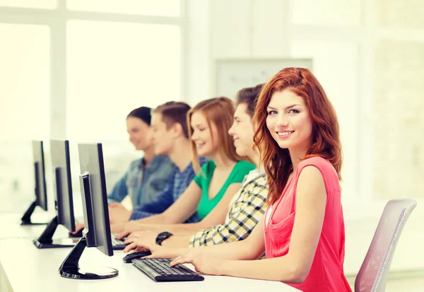 Студентка с одноклассниками в компьютерном классе — стоковое фото