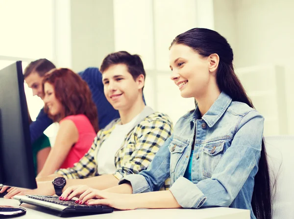 Grupo de estudantes sorrindo tendo discussão — Fotografia de Stock