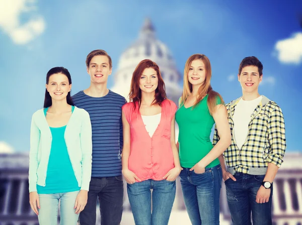 Grupo de estudiantes sonrientes de pie —  Fotos de Stock