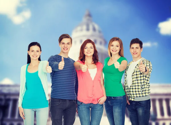 Groep lachende studenten tonen duimen omhoog — Stockfoto