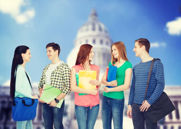 Groep lachende studenten permanent — Stockfoto