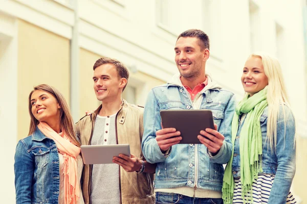 Gruppo di amici sorridenti con computer tablet pc — Foto Stock