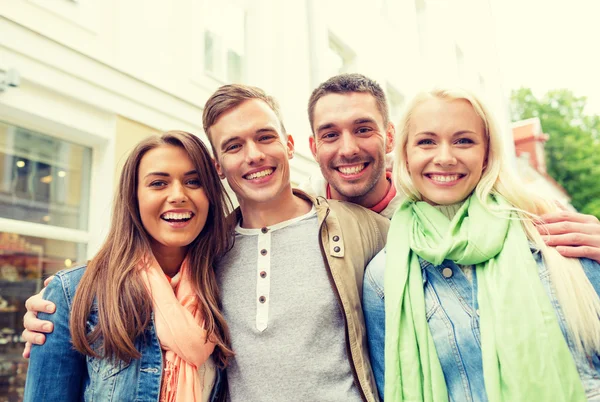 Группа улыбающихся друзей в городе — стоковое фото
