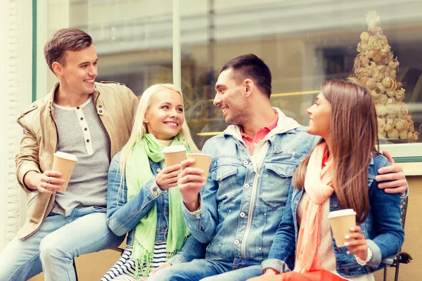 Groupe d'amis souriants avec café à emporter — Photo